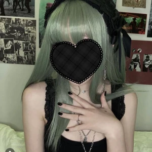 Grön peruk - Unzzy - Grön perul från unzzy, endast använd vid 2 tillfällen för bilder. Nyskick är tjock och mjukt hår.