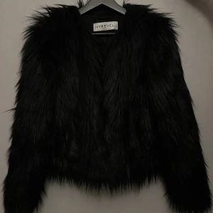 Fluffig jacka - Fluffig jacka från ivyrevel i fint skick! I storlek small. 
