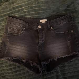 Svarta jeansshorts från hm i strl 36. Säljer för 60kr