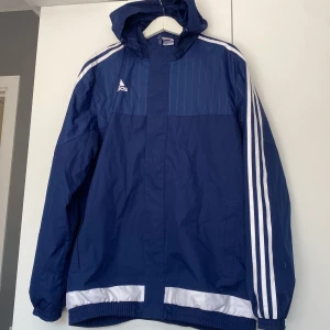 Adidas träningsjacka - Gott skick! Avtagbar luva. Fickor. Resår i midjan.