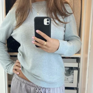 Ljusblå from future tröja  - säljer denna cashmere tröja från from future i en så fin ljusblå färg. Den är XL men passar mycket mindre storlekar 💘 har tyvär några små hål men inget man tänker på därav priset. Nyspris 2200 