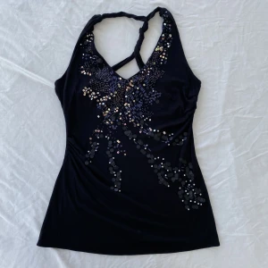 Linne m paljetter  - Supersnyggt figursytt linne från Oasis med paljetter och pärlor. Storlek 38 (M), passar nog S också. Dubbelt tyg vid bysten. Köps via Swish eller köp nu 💋