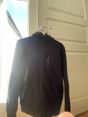 Sail racing zip hoodie - Säljer för att den är för liten. Köpt på Nk i Göteborg Skick: 9/10 lite blekt men annars inga problem, knappt använd. Storlek: M passar både större o mindre 
