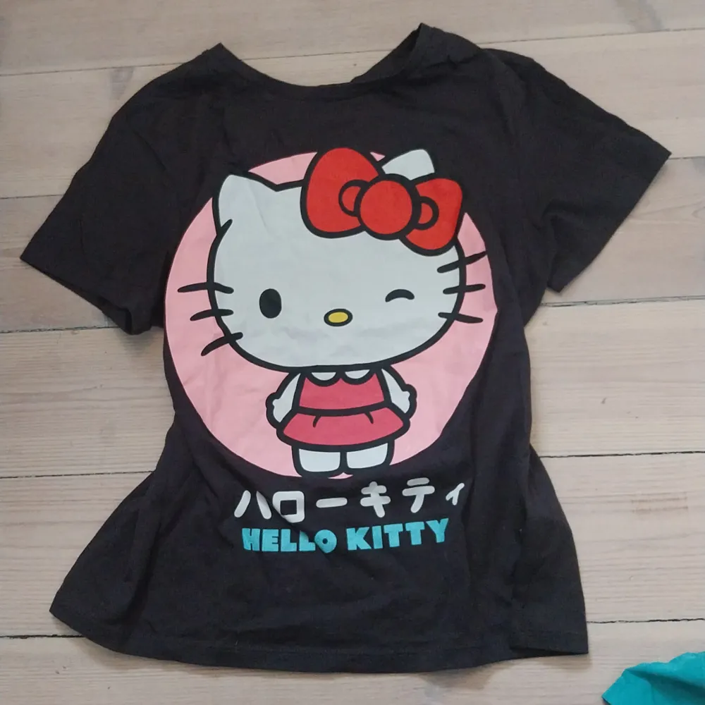 En hello kitty tee från h&m sitter super fint storlek xs. T-shirts.