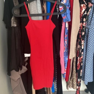 Sommarklänning  - Kort sommarklänning röd från newyorker använd ett par gånger.