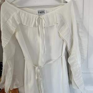 Supergullig strandklänning i vit från märket Sabo Skirt, storlek xs. Har en liten fläck på baksidan men inget som man lägger märket till. 