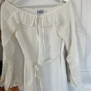 Strandklänning vit - Supergullig strandklänning i vit från märket Sabo Skirt, storlek xs. Har en liten fläck på baksidan men inget som man lägger märket till. 