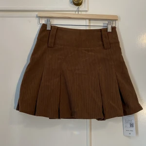 Oanvänd Manchesterkjol/ skort - Oanvänd Manchesterkjol med shorts från Halara. Står storlek M men passar snarare XS-S💛