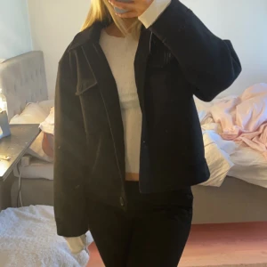 Svart kort kappa - Helt ny svart kort kappa från Vero Moda. Storlek XL men väldigt liten i storleken så sitter som en S. Köpt för 400kr