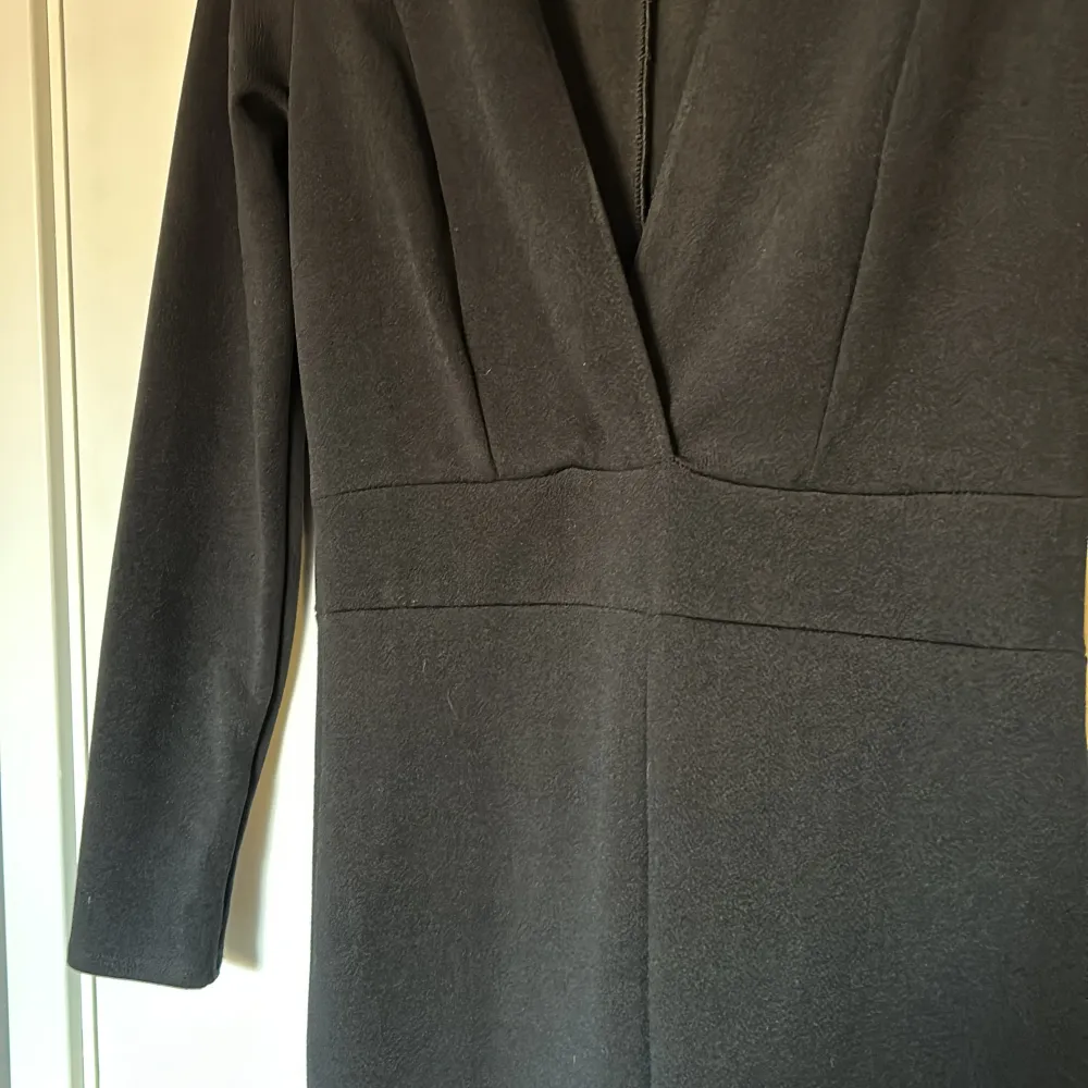 svart jumpsuit, mycket sparsamt använd. från nelly i storlek medium. ”bälte” i mitten. Mekot.