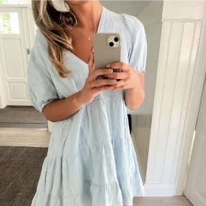 Blå Zara klänning - Eftertraktad zara klänning i storlek XS, (stor i storleken) passar mig som brukar ha S, aldrig använd❤️