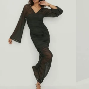 Svart långklänning  - Svart meshklänning från nakd! Passar s-m🥰 den har en svar inne klänning som går ned till låren. Men armarna och låren å neråt är helt i mesh!