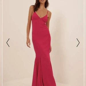 Rosa balklänning från NAKD - Säljer denna för jag hade tänkt ha som balklänning, köpt för 899kr! Den är helt oanvänd förrutom provad av mig, jättefint och går ut lite nere vid fötterna! Skönt och tunt material men endå inte genomskinligt, bara där nere vid benen!