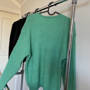 Stickad tröja  - Säljer denna fina stickade tröjan från hm då den tyvärr är för stor för mig. Aldrig använd endast testad. Vid frågor eller mer bilder kontakta mig.