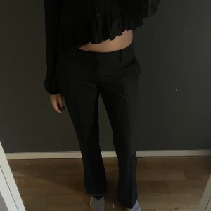 Lågmidjade kostymbyxor - Lågmidjade kostymbyxor från bik bok i storlek 40 MEN de är väldigt små i storleken så passar mig som vanligtvis har storlek 36 eller w27. Jättefint skick! Är 171. I princip slutsålda överallt! Använd gärna köp nu 🫶🏻