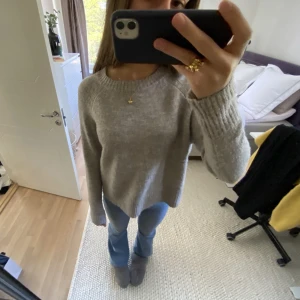 Grå stickad tröja  - Grå stickad tröja från zara, jätteskön och fin😇❤️