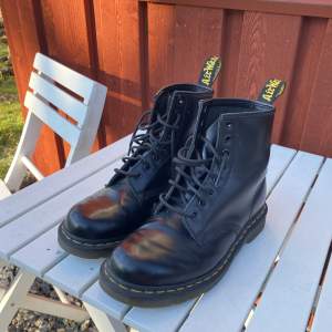 Sparsamt använda Dr.martens strl 39. En åretruntkänga som klär sig till allt! 