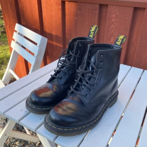 Dr. martens - Sparsamt använda Dr.martens strl 39. En åretruntkänga som klär sig till allt! 