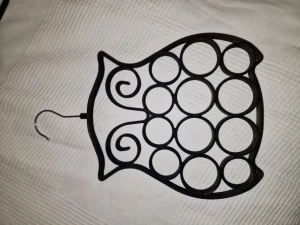 Scarf-skärp hängare - Super fin och praktisk scarf och skärp hängare i sammet (Vet inte varför bilderna blir på snedden, skickar gärna fler bilder vid intresse)🫶🏼