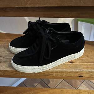 Svarta axel arigato sneakers, säljes i använt skick