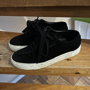 Axel arigato sneakers - Svarta axel arigato sneakers, säljes i använt skick