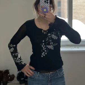 Svart glitter blus - Säljer denna fina svarta mest blus! Blusen har fina glitterdetleja och utsvängda armar. Blusen är i jätte fin sick!❤️