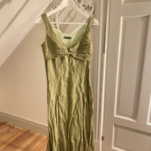 Grön klännig nygårdsanna - Mammas gamla klänning från nygårdsanna. Vet ej usprungspriset men säljer för 250 . Höjt priset då flera kollat på den. OBS! Ej struken på bild. 