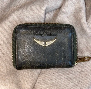 Zadig & voltaire plånbok - Zadig plånbok! Sliten på framsidan annars fint skick!