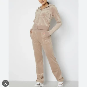 Juicy couture set - Knappt använt för tycker inte jag passar i det. I jättebra skick. Koftan storlek S Byxorna storlek XS Kan posta om köparen står för frakten!😊