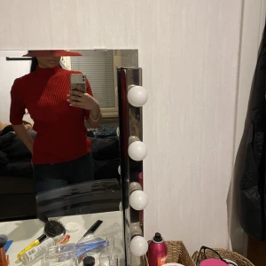 Röd ribbad tröja - En röd ribbad tröja.👚 En kort polokrage✨från Lindex används en gång. Storlek L