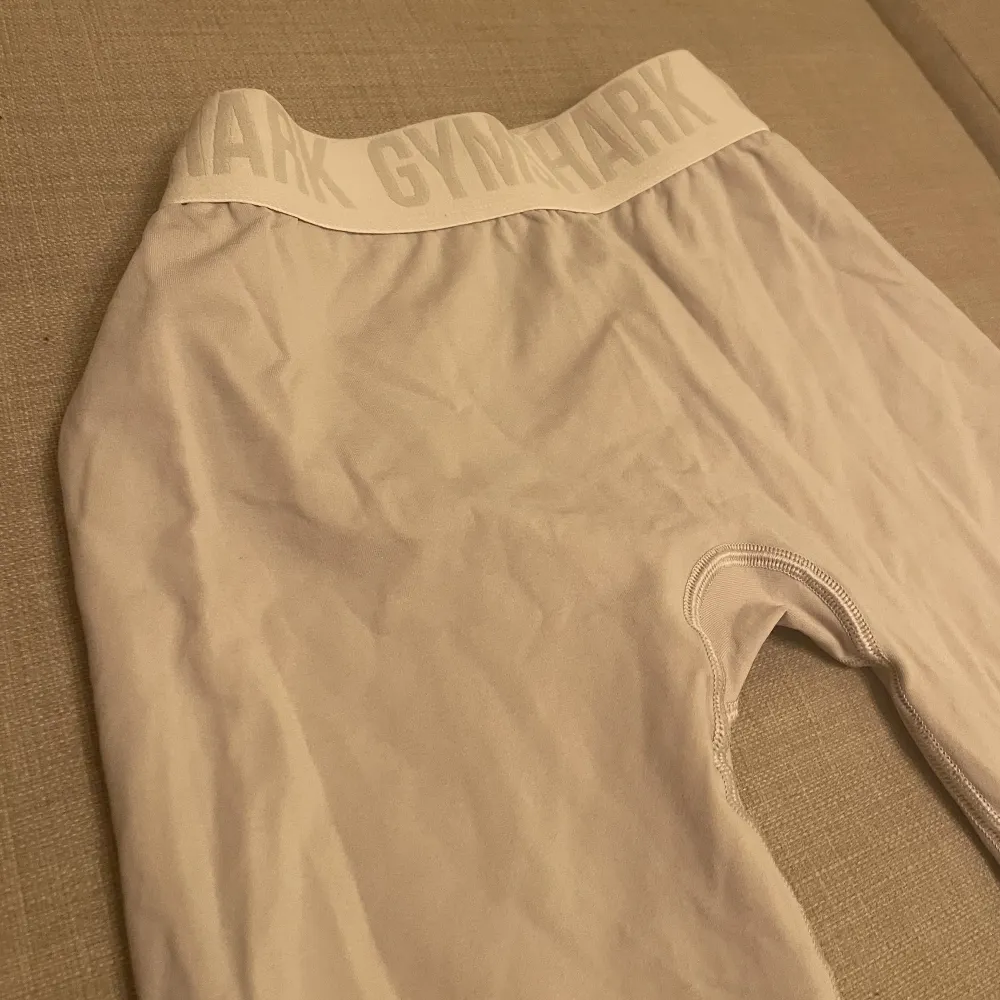 Vita Gymshark Shorts oanvända i storlek S. . Jeans & Byxor.