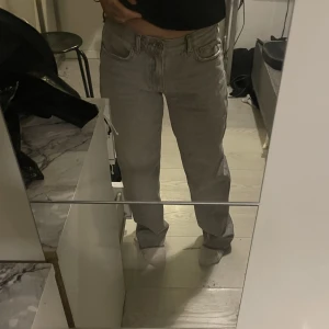 Gråa lågmidjade jeans - 250kr+frakt