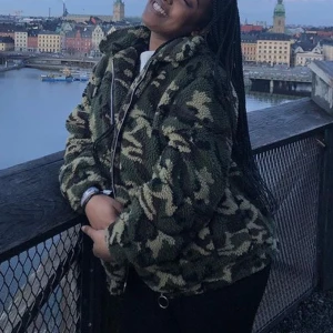 Fluffig kamouflage jacka  -  I god skick. Väldigt skön och ha på sig under vår/höst. 