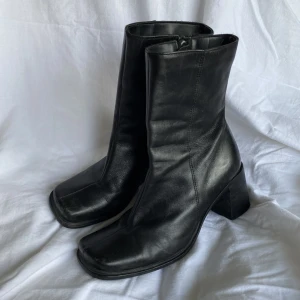 Svarta tidslösa stövletter🖤 - Eleganta svarta stövletter i tidlös modell. Storlek 39! 🖤