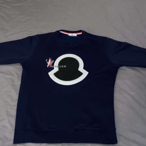 Moncler tröja - Säljer då den ej kommer till användning längre