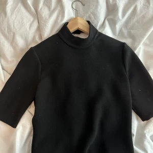 Topp - Säljer denna topp ifrån zara i fint skick❤️