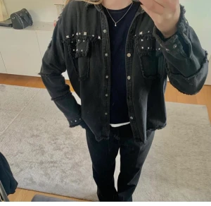 Jeansjacka med nitar - Mörkgrå tunn jacka från Zara. Köpt på plick för 480kr. Strl S. Säljer för 300kr. (lånad bild, kom priv för fler bilder) ❤️