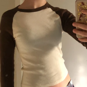raglantröja från brandy - säljer denna supersöta ribbade långärmade tshirt med raglanärm från brandy💘 säljer då den tyvärr inte kommer till användning.. inga defekter, sparsamt använd🌷 (nypris: 210 kr) !!köparen står för frakt!!