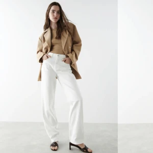 90’s jeans Gina Gina tricot  - Vita jeans med hög midja från Gina tricot i storlek 38. Helt fläckfria och sparsamt använda, inköpspris 499