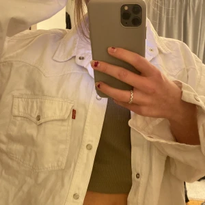 Vita levis jeansjacka  - Bra skick 