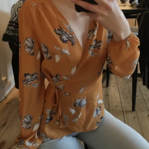 Orange blus - Delikat, orange blus med detaljer. Knappt använd. Storlek 36.