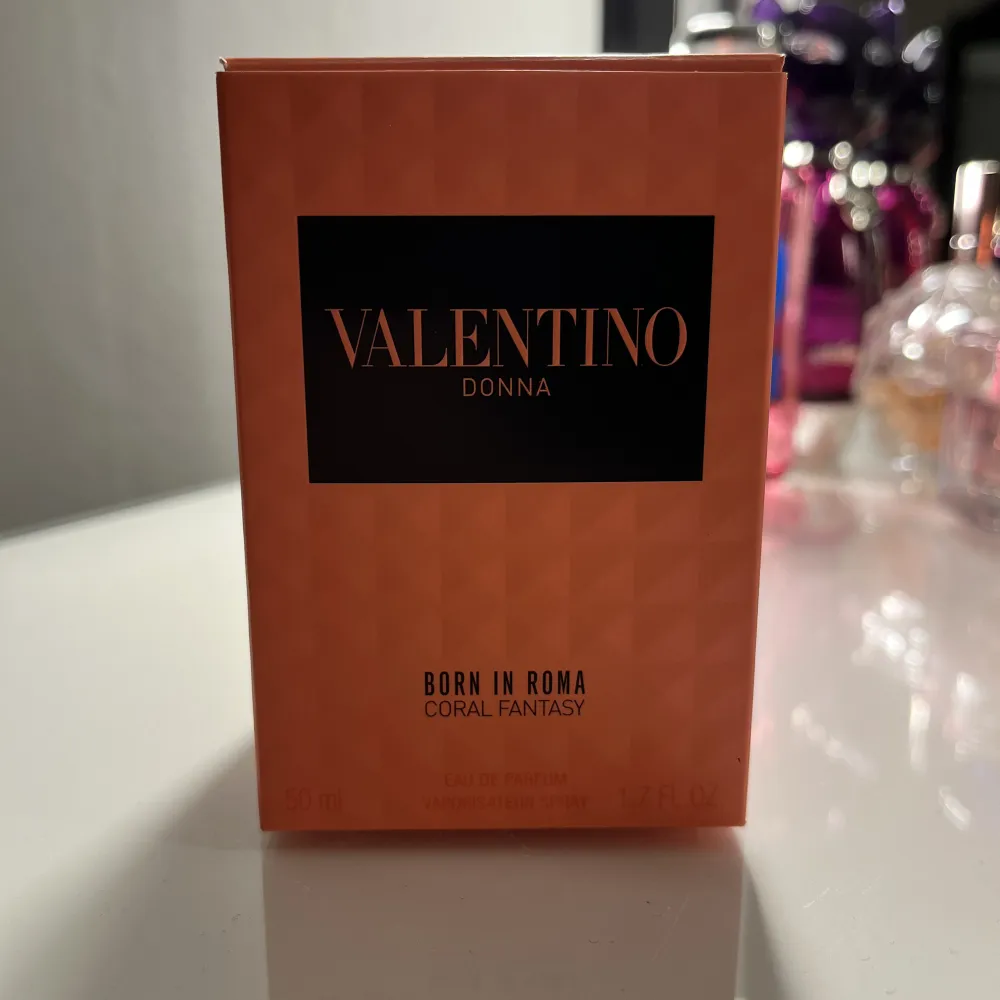 Säljer helt ny valentino born in Roma coral fantasy pga av att jag köpte fel doft😭 endast testad!!! . Övrigt.