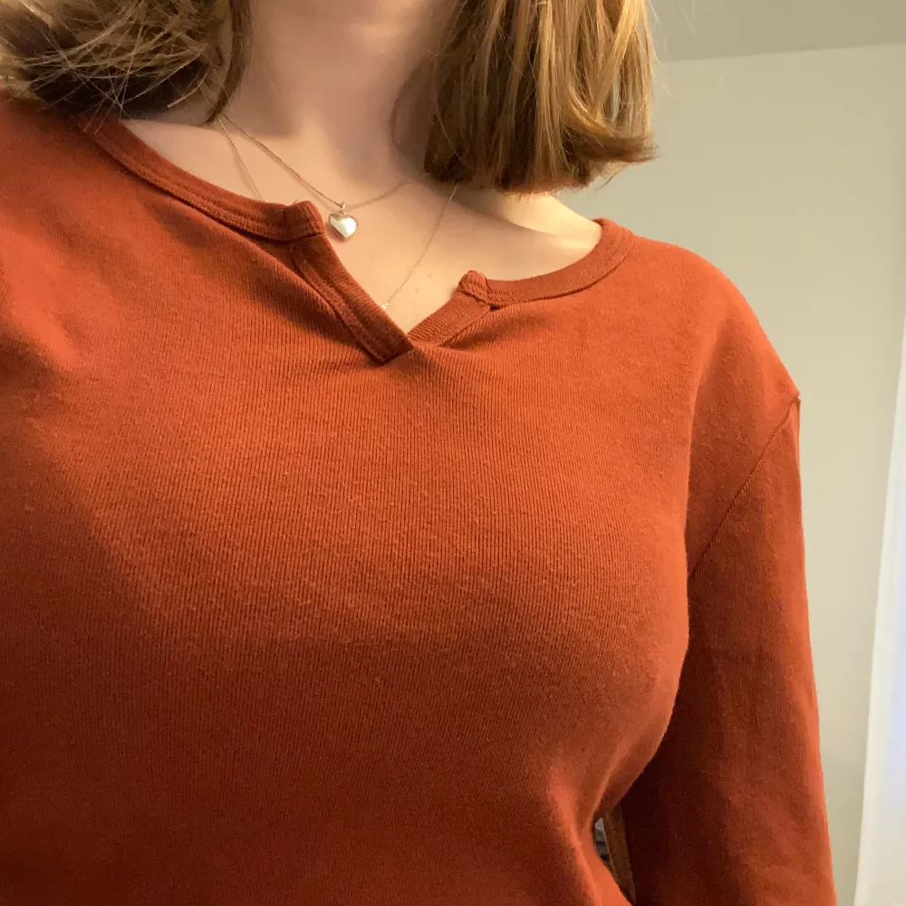 Roströd/orange vintage tröja från FB Sister 🧡 Storlek M men passar XS och S också.. Toppar.