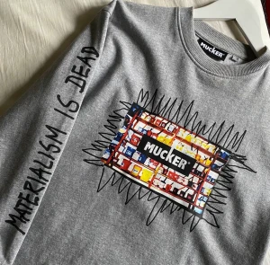 Mucker Sweatshirt / Sweater (S) - Mucker tröja i storlek S (men lite stor i storleken), köpt på från butiken ”Från Ö till A” för ett nypris på 1000kr. Aldrig använd och går inte att köpa som ny längre då sortimentet utgått. Från rökfritt och djurfritt hem! Tveka inte å skriva vid frågor!