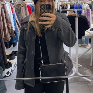 Liten väska - Jätte fin väska från Zara, den är absolut använd då kedjan blivit missfärgad men i helhet är den fin!❤️‍🔥❤️‍🔥