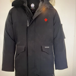 Canada Goose Heli Arctic Parka - Den varmaste och skönaste du kan ha på dig på vintern. Mer fjällen än city. Gjord för helikopterförarna i Alaska.   Några år på nacken men bara använd ca 5 ggr. Som ny.   Storlek XS men mer som S. Passar för personer under ca 175cm.  (Ny liknande 15k) 