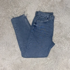 ZARA jeans  - Ankel jeans från ZARA. Är i mycket bra skick. Inga hål eller fläckar. 