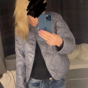 Mango jacka  - Super fin Mango jacka som jag fick i julas, säljer då jag inte riktigt gillar färgen.. öppen för byten mot samma i annan färg eller annan jacka! Jackan är som sagt i väldigt bra skick då jag bara haft den 1månad🙌🏼
