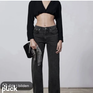 Mid rise jeans - Svarta mid Rise jeans från zara, slutsålda. Kan tänka mig att gå ner i pris vid snabb affär