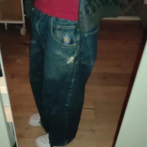 Blåa polar 93or - Dem är ganska använda, har nåt hål vid högra fickan och klippta längst ned men annars e dem i bra skick👍